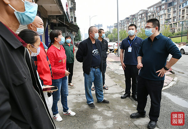 2022年10月1日，李云暗訪督導(dǎo)疫情防控情況2  張莉 攝.jpg