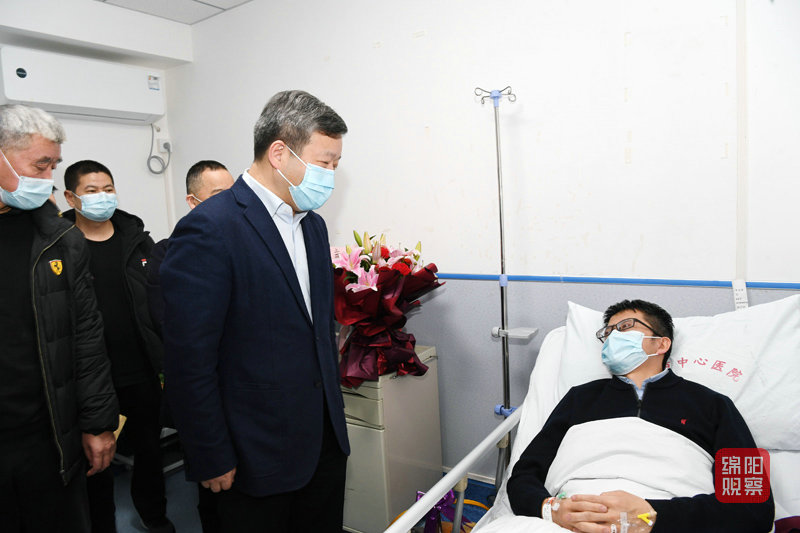 2022年2月26日，曹立軍看望慰問一線防疫病倒的醫(yī)務(wù)人員和督導(dǎo)高新區(qū)防疫工作3  張莉 攝.jpg