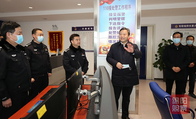 公安局看望值班人員(記者 賴杰 攝).jpg