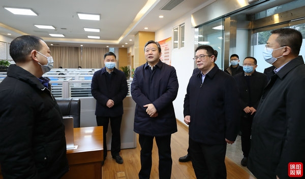 2022年2月7日 曹立軍在政府機(jī)關(guān)看望干部職工(記者 賴(lài)杰 攝).jpg