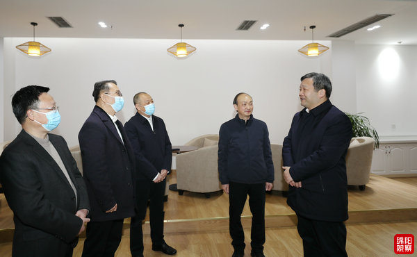 2022年2月7日 曹立軍在人大機(jī)關(guān)看望干部職工(記者 賴(lài)杰 攝).jpg