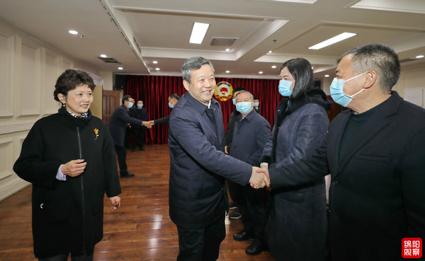 2022年2月7日 曹立軍在政協(xié)機(jī)關(guān)看望干部職工(記者 賴(lài)杰 攝).jpg