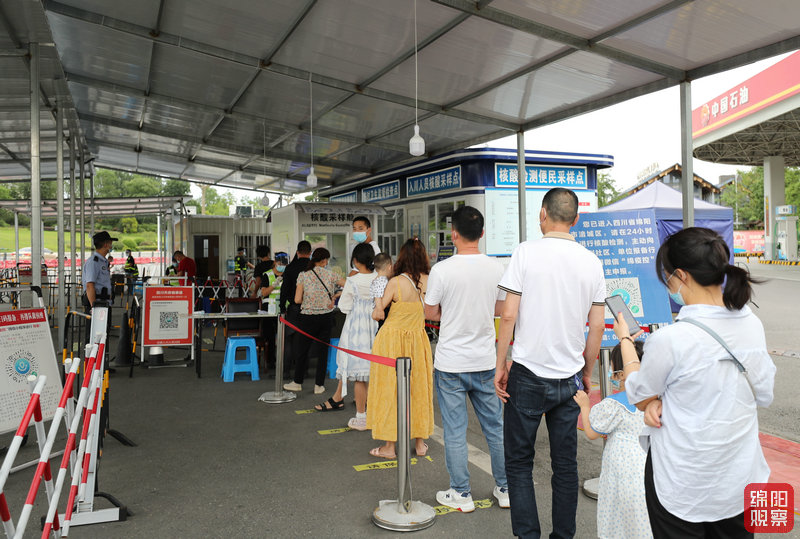 2022年7月18日 高速路口核酸監(jiān)測點(記者 賴杰 攝).jpg