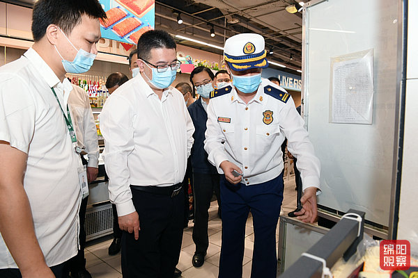 2022年9月28日，李云檢查節(jié)前安全生產(chǎn)、疫情防控、市場(chǎng)供應(yīng)4  張莉 攝.jpg