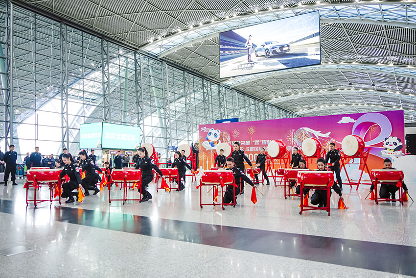 11月28日，成都天府機(jī)場(chǎng)、雙流機(jī)場(chǎng)舉行相關(guān)慶祝活動(dòng)。四川機(jī)場(chǎng)集團(tuán)供圖