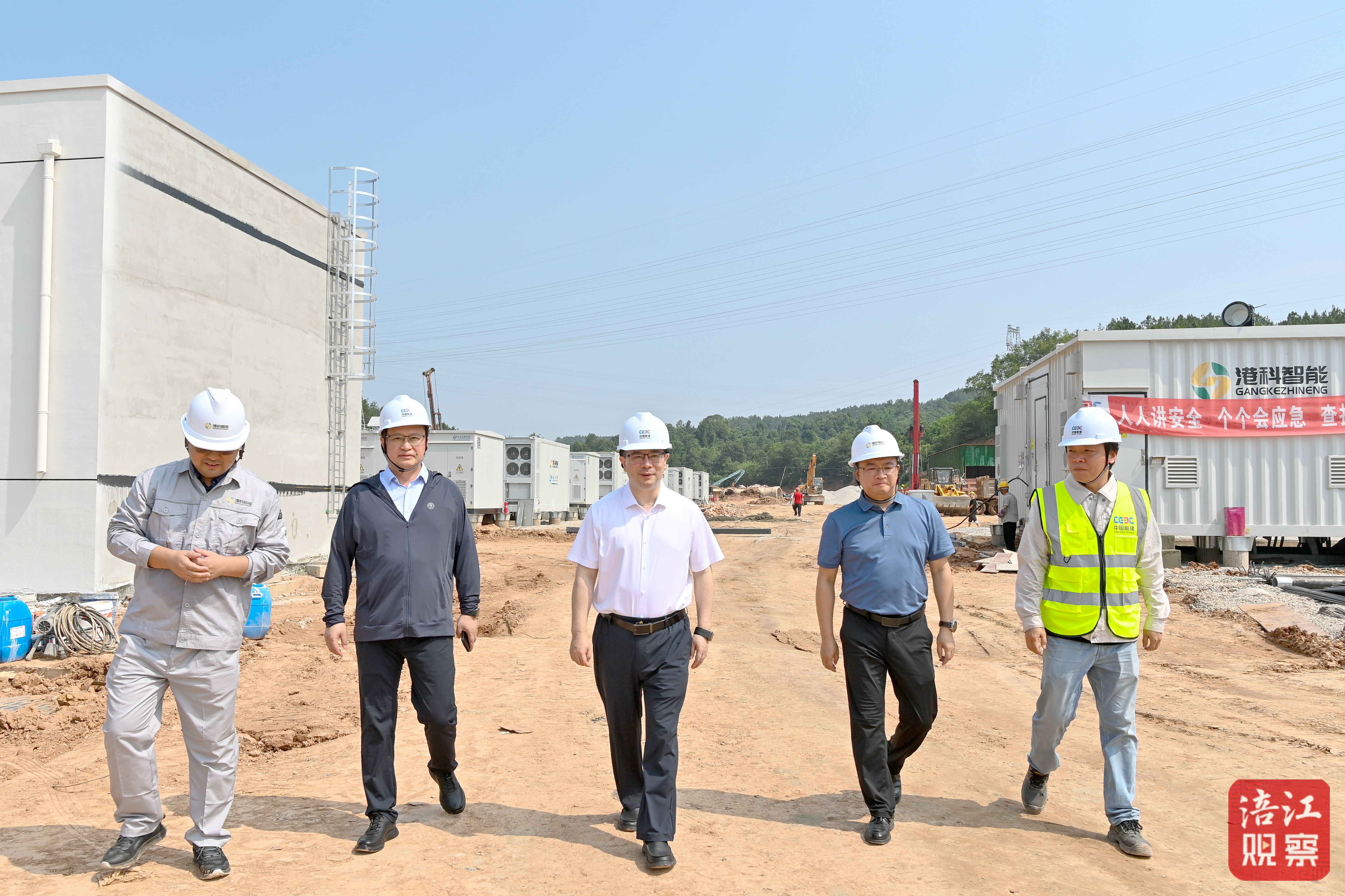 李云市長調(diào)研迎峰度夏電力保障和電網(wǎng)基礎(chǔ)設(shè)施建設(shè)工作(綿陽港旗游仙區(qū)300MW600MWh電化學(xué)儲能電站項目現(xiàn)場).jpg